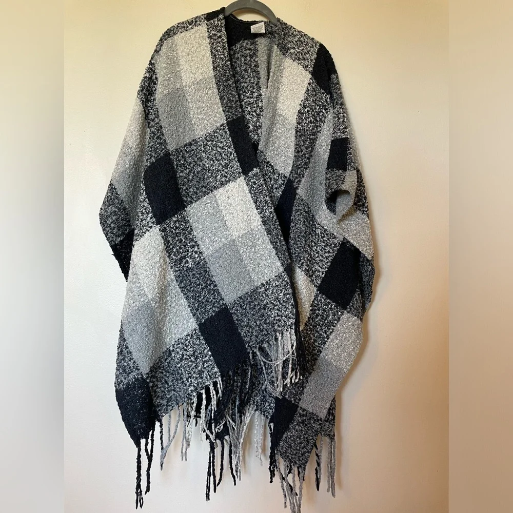 Woolrich Women's One Size Blanket Wrap Shawl Cape Poncho Black Gray Plaid